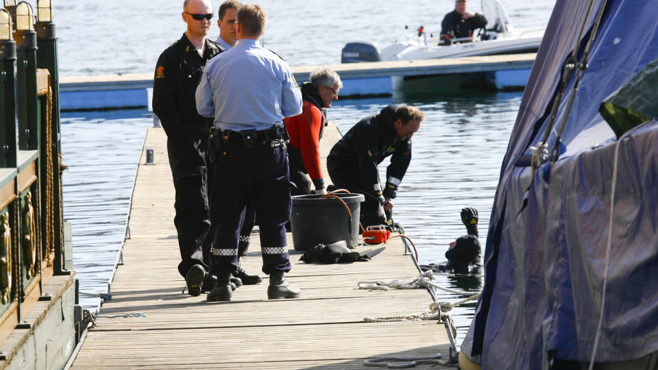 DRAPSALARM: Dykkere har siden klokken ni i morges s�kt under vannoverflaten etter en d�d person. Hittil har de ikke funnet noe. Foto: Torbj�rn Berg / Dagbladet