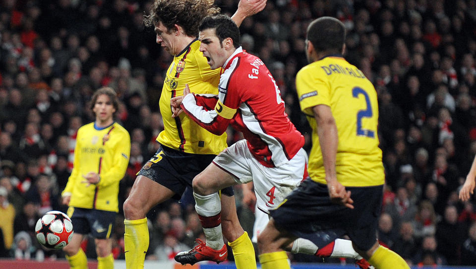 IKKE I SOMMER: Det er ikke utenkelig at Arsenals kaptein Cesc Fabregas p� et tidspunkt vender tilbake til ungdomsklubben sin, Barcelona. Men Arsenals styreformann sier han har f�tt muntlige l�fter fra Barcelona om at det ikke kommer noen bud fra dem i �r. Foto: Adrian Dennis, AFP/Scanpix
