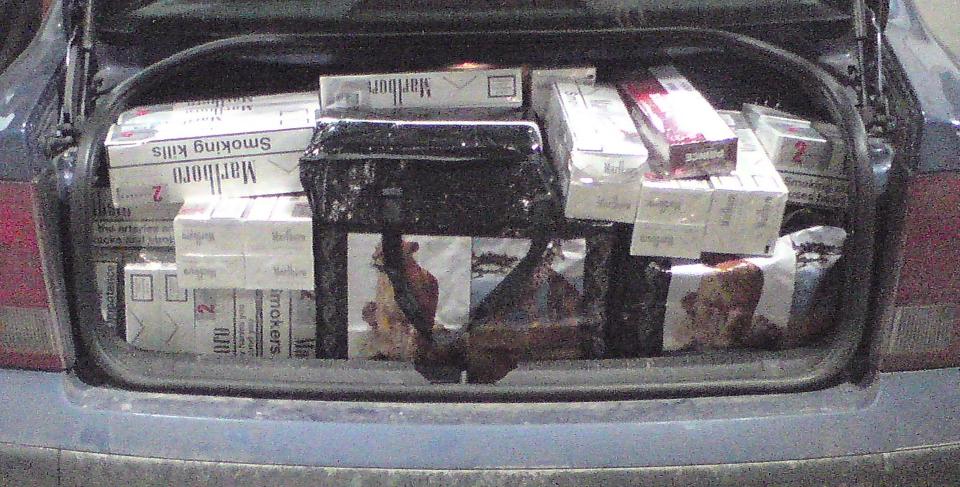 FYLTE OPP BAGASJEROMMET: Tollerne fant n�rmere 80 000 sigaretter i den svenskregistrete bilen. Foto: TOLLVESENET