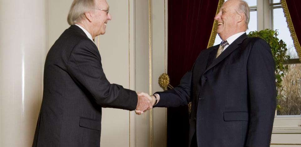 AUDIENS P� SLOTTET: i 2008 fikk  Lars-Jacob Krogh Kongens Fortjenstmedalje i gull. Her hilser han p� kong Harald uten mottakelsen p� Slottet.   
Arkivfoto: SCANPIX