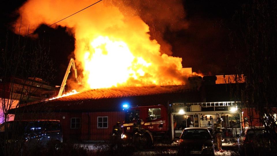 STO GJENNOM TAKET: En omkom, tre er livstruende skadd og en fl�y tapt for evig. Foto: Svein Gustav Wilhelmsen
