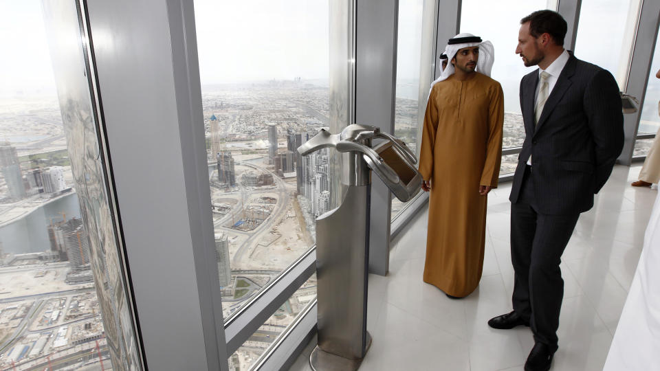 I DUBAI: Kronprins Haakon har v�rt p� bes�k i blant annet Dubai. Her blir han vist rundt i Burj Khalifa, verdens h�yeste bygg, av sjeik Hamdan. 
Foto: Lise �serud / Scanpix