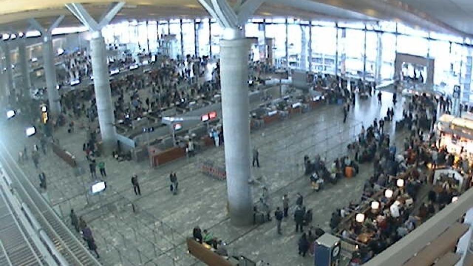 ST�R FAST: Minst 120 000 flypassasjerer i Norge og langt flere i det �vrige Europa st�r i dag fast grunnet vulkansk aske. Dette er situasjonen i avgangshallen p� Oslo lufthavn Gardermoen. Foto: OSL