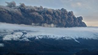 MASSIVT:Asken spys fra Eyjafjallaj�kull spys opp i de h�yere luftlag. Her fanges den av jetstr�mmene og spres over et enorm omr�de. Foto: Jon Gustafsson/Helicopter Service Of Iceland