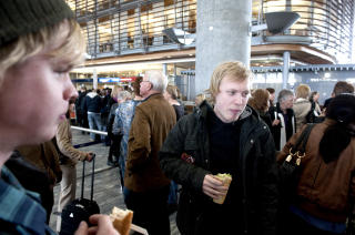 SKULLE TIL LONDON: Br�drene Stian Goplen (23) (til h�yre) og Andr� Goplen (21) hadde gledet seg til � se fotballkamp i London. - Vi har allerede kj�pt billetter, men n� kan alt v�re tapt for v�r del, sier de. FOTO: �ISTEIN NORUM MONSEN