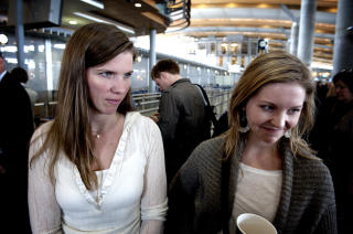 SKULLE FEIRE MORS 60-�R: Bie Ekblad (28) (til h�yre) og stores�ster Camilla Dedekam-Wergeland (41) skulle til Milano for � feire morens 60-�rsdag. - Hun feller nok en t�re n� n�r vi ikke kommer oss avg�rde, sier Camilla. FOTO: �ISTEIN NORUM MONSEN