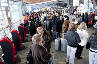 K� OG KAOS: Det er lange k�er og kaotisk stemning p� Gardermoen i dag. FOTO: �ISTEIN NORUM MONSEN