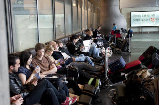 VENTING: Benker og sitteplasser p� Gardermoen er fylt av passasjerer som egentlig skulle ha v�rt p� vei til et annet sted. FOTO: �ISTEIN NORUM MONSEN