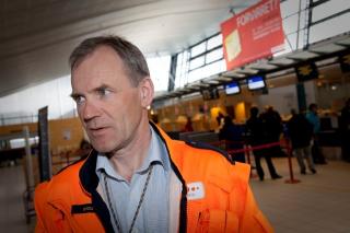LANG DAG P� JOBBEN: Det blir en lang dag for lufthavnsjef Lasse Bardal p� Trondheim lufthavn, V�rnes i dag. Han ansl�r at et sted mellom 8000 og 10 000 reisende rammes i dag. Foto: OLE MORTEN MELG�RD
