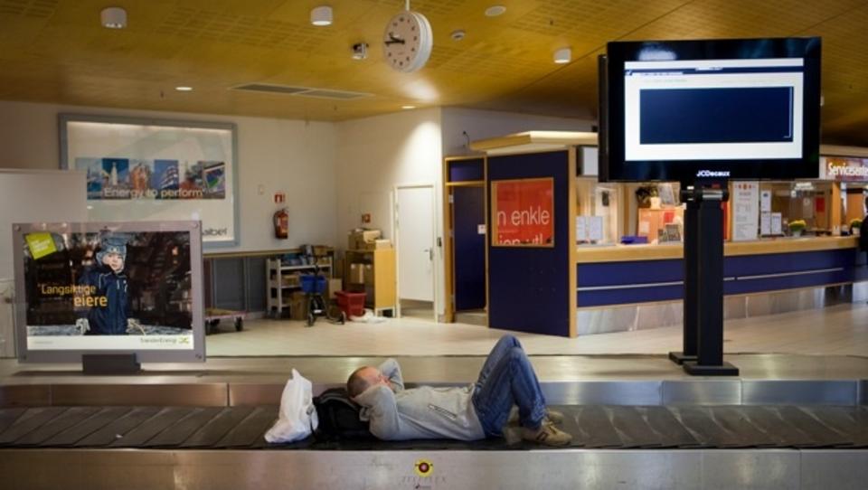 TAR DET MED RO: Allan Stranden fra Molde tar det pent og pyntelig i p�vente av ny reiseinformasjon. Han kom p� V�rnes i g�r morges. N� tar de buss til Br�nn�ysund. Foto: OLE MORTEN MELG�RD