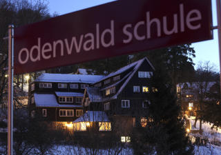 L�RERE DANNER HVER SIN FAMILIE AV ELEVER: Odenwaldschule feirer denne uka sitt 100-�rsjubileum.  Foto: REUTERS/Ralph Orlowski