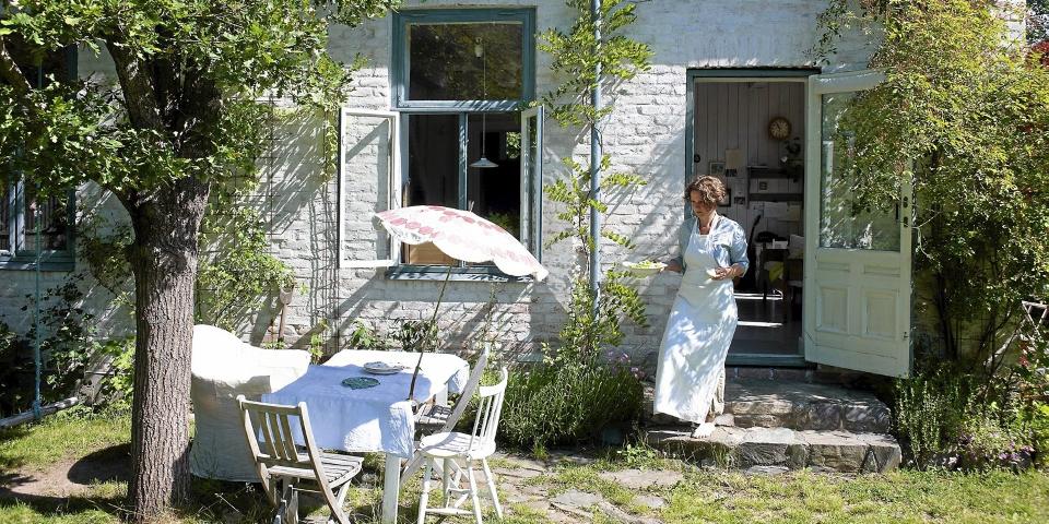 NYTT AV GAMMELT: Dette huset ser kanskje gammelt ut, men det ble bygget for 13 �r siden av 10 000 gamle mursten som ble vasket for h�nd. Foto: Espen Gr�nli