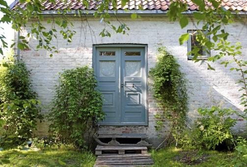 IDYLL: Ti tusen brukte murstein, det blir hjemmebygd hus av slikt. Trappen er trepaller og en gammel kjelke. Foto: Espen Gr�nli