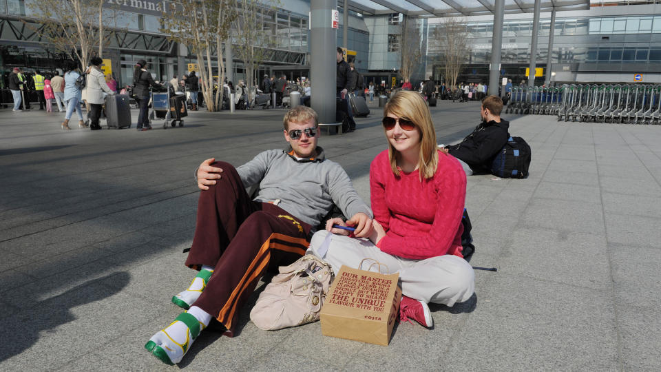 SM�RER MED T�LMODIGHET:  Lewis Palmer og Katie Norris skulle kj�pe solkrem i taxfreebutikken. N� m� de vente i sola utenfor Heathrow - uten beskyttelse. Thailand-avgangen er utsatt p� ubestemt tid. Foto: Keith Hammett