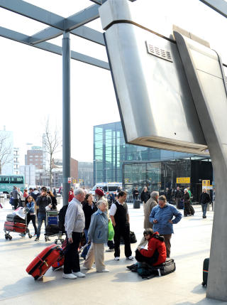 UTESTENGT: Usikre passasjerer f�r ikke en gang komme inn p� Heathrow. Foto: Keith Hammett
