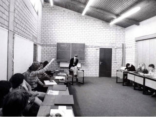 VEKKET ELEVER VED � KLYPE DEM I SKRITTET: Det er blant anklagene mot Gerold Becker (bakerst), som var rektor ved skolen fram til han m�tte g� av i 1985. Han er aldri blitt straffet for overgrep, men beklager n� upassende tiln�rmelser.