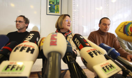 TROR P� OFRENE: Skolens nye ledelse sier den vil gj�re det den kan for � bringe sannheten fram. Fra venstre l�rer Volker Weiss, rektor Margarita Kaufmann og viserektor Uwe Kolitzsch. Foto: REUTERS/Ralph Orlowski