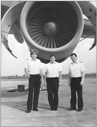 REDDET FLYET: F.v. Roger Greaves, kaptein Eric Moody og Barry Townley-Freeman fl�y inn i en sky med vulkansk aske i 1982. Alle fire motorer p� Boeing 747-flyet sviktet. Foto: ericmoody.com