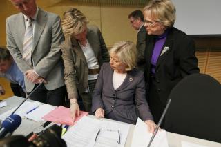 PRESSEKONFERANSE: Samferdselsminister Magnhild Meltveit Kleppa og Helse og Omsorgsminister Anne-Grete Str�m-Erichsen orienterte i dag om situasjonen etter vulkanutbruddet p� Island. Foto: Cornelius Poppe / Scanpix