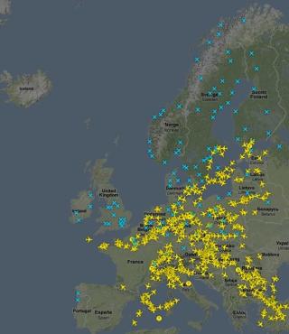 FLYTRAFIKKEN LAMMET: Det ser m�rkt ut over Norge, Island, Storbritannia, Spania, Portugal og og store deler av Sverige og Frankrike. Kartet viser flytrafikken. Skjermdump fra FlightRadar24.com. (klokka 16.22)