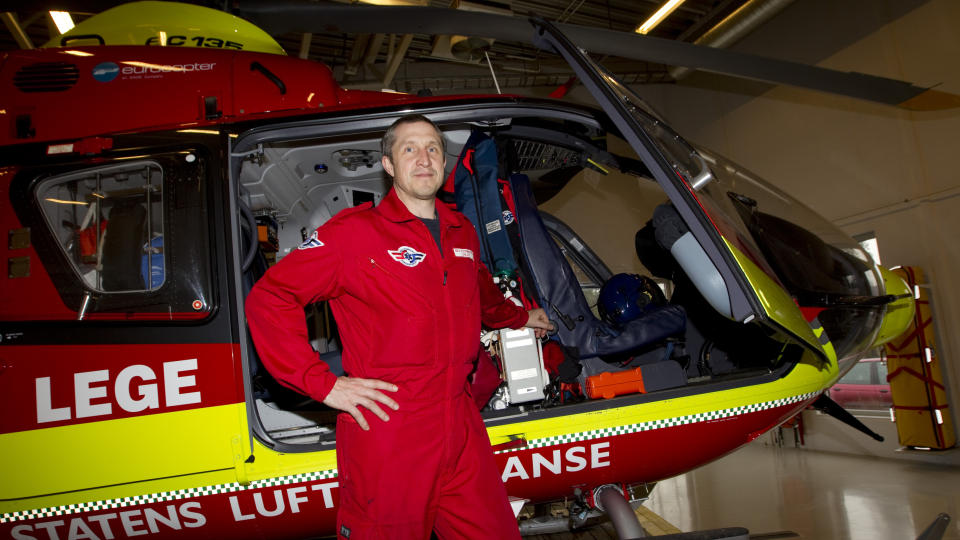 ST�R P� BAKKEN: Pilot Bo Conneryd i Norsk luftambulanse har rolige dager s�  lenge luftrommet over Norge er stengt. Redningshelikoptrene og Luftambulansene st�r p� bakken over hele landet. Foto: Morten Holm / Scanpix