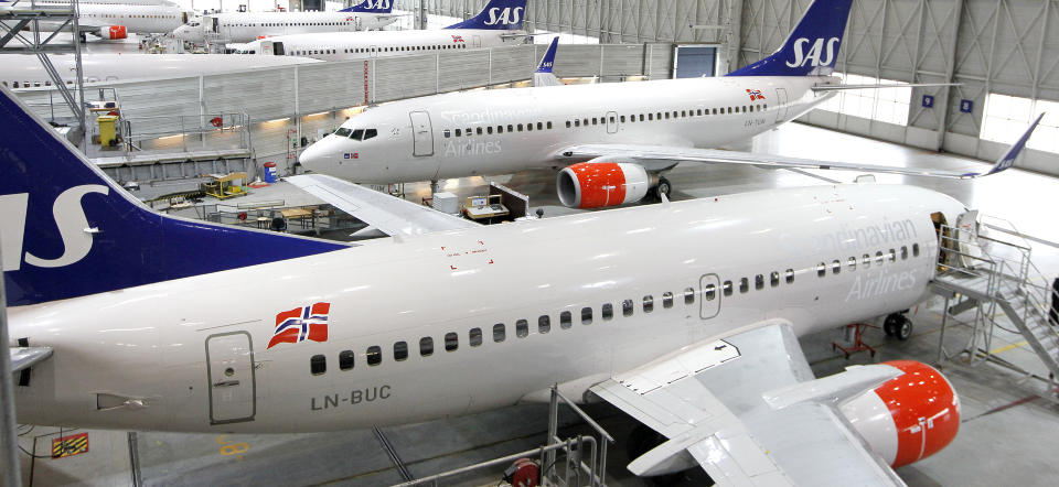 STOPPES AV ASKESKYEN: Flyene st�r p� rad og rekke i verkstedhangaren til SAS Tech. All flytrafikk til og fra Oslo Lufthavn ble kansellert fra klokken 10 i dag p� grunn av aske fra vulkanutbruddet p� Island. Det koster flyselskapet dyrt. Foto: SCANPIX