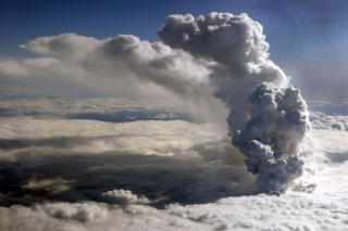 EYJAFJALLAJ�KULL: - I tre av fire tilfeller n�r Eyjafjallaj�kull har f�tt et utbrudd s� har den store naboen Katla ogs� f�tt et, sier vulkanforsker Magnus Tumi Gudmundsson. Foto: REUTERS/Icelandic Coast Guard/Arni Saeberg/Scanpix