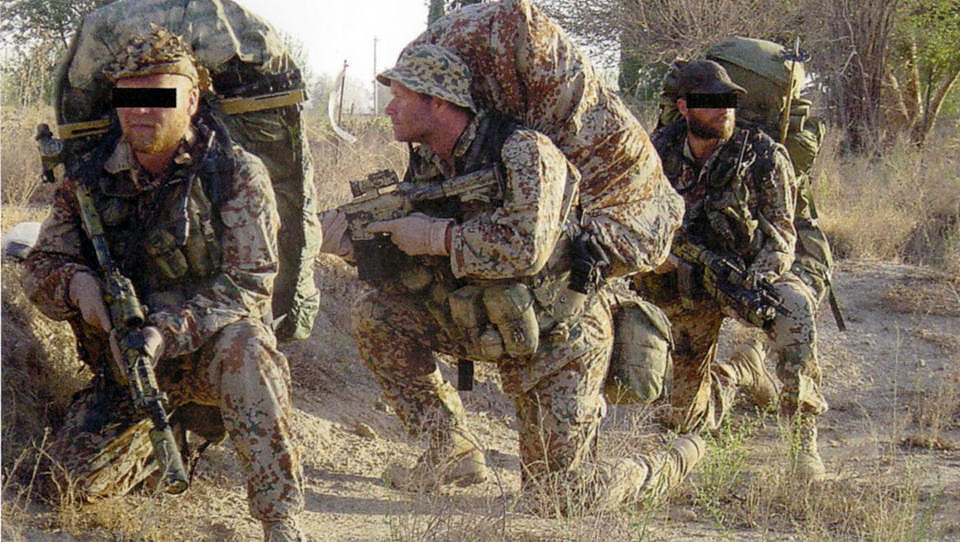 P� OPPDRAG: Her er Thomas Rathsack (i midten) ute p� oppdrag, med oppakning p� opptil 65 kilo p� ryggen kravler han omkring i ulendt terreng og oppholder seg i dagevis p� en smal fjellhylle med et to hundre meters stup p� kloss hold.