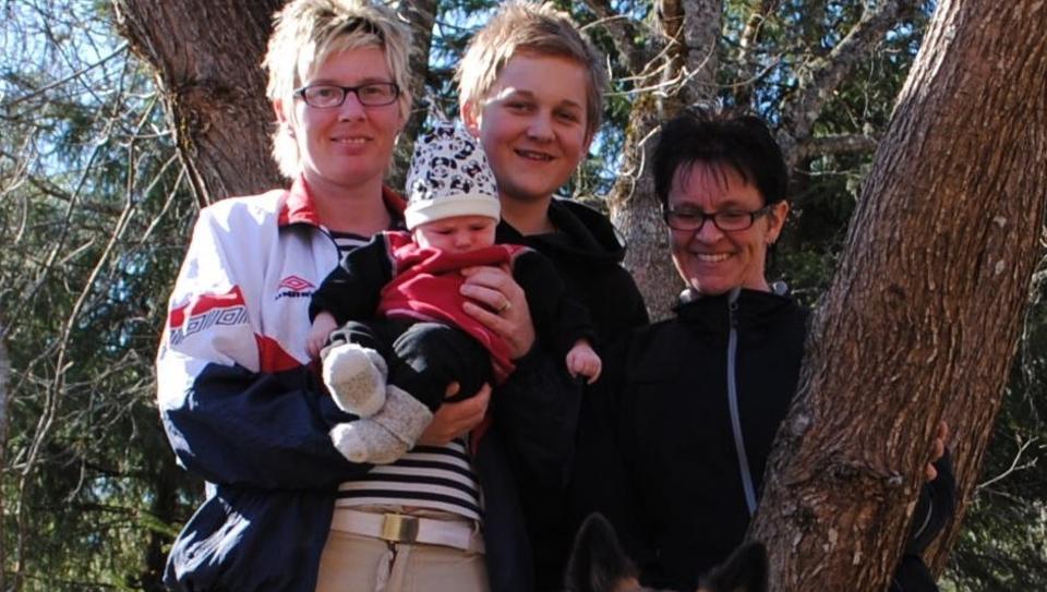 MED HELE FAMILIEN:  Her er Lovis i armene p� mamma Elin, sammen med storebror lukas og mor Lilian. (til h�yre) Foto: Privat