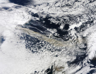 GR�TT: NASAs Terra-satellitt tok dette bildet av askeskyen. Britiske Met Office opplyser at det er p�vist tre aske i tre lag over Nordskyen. Foto: REUTERS/NASA/SCANPIX