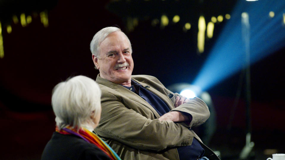 DYR TUR: John Cleese tok taxi for 30 000 kroner for � komme seg hjem etter Skavlan-bes�ket. Foto: Kyrre Lien / Scanpix