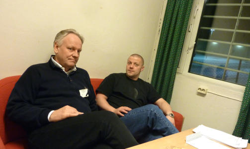 VIL UT: Viggo Kristiansen (t.h.) har snart v�rt bak l�s og sl� i 10 �r. Han har fra f�rste stund benektet ethvert kjennskap til draps- og sedelighetssaken og setter sin lit til at advokat Sigurd J- Kloms�ts arbeid kan f� saken gjenopptatt. Foto: Eivind Pedersen