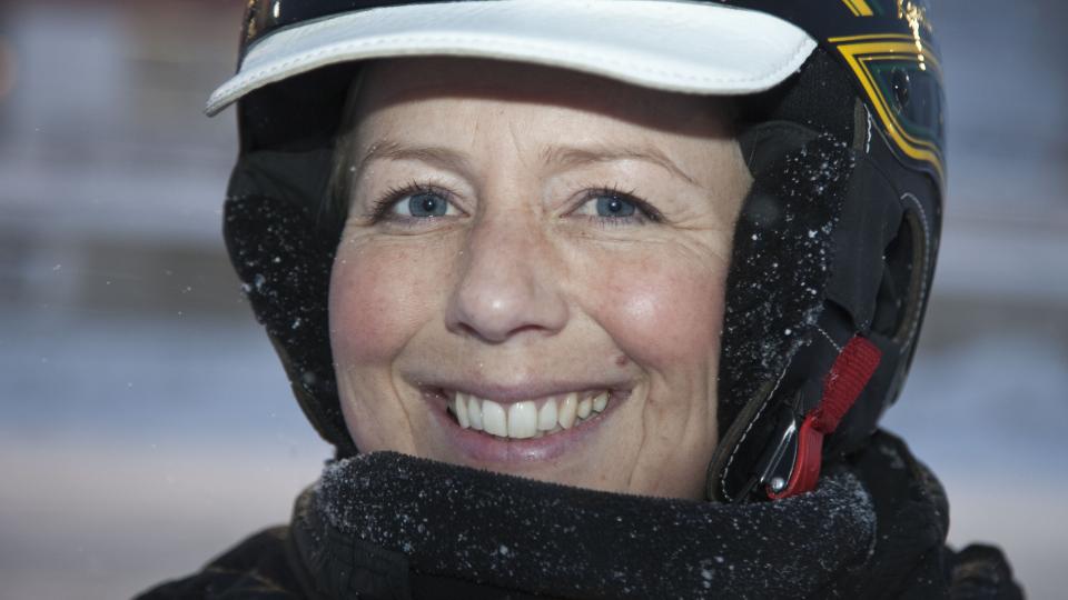 SEIERSSMILET. Trener Karoline Krogh-Hanssen lykkes som trener. L�rdag har hun ansvaret for Dagbladets banker. Foto: HESTEGUIDEN.COM