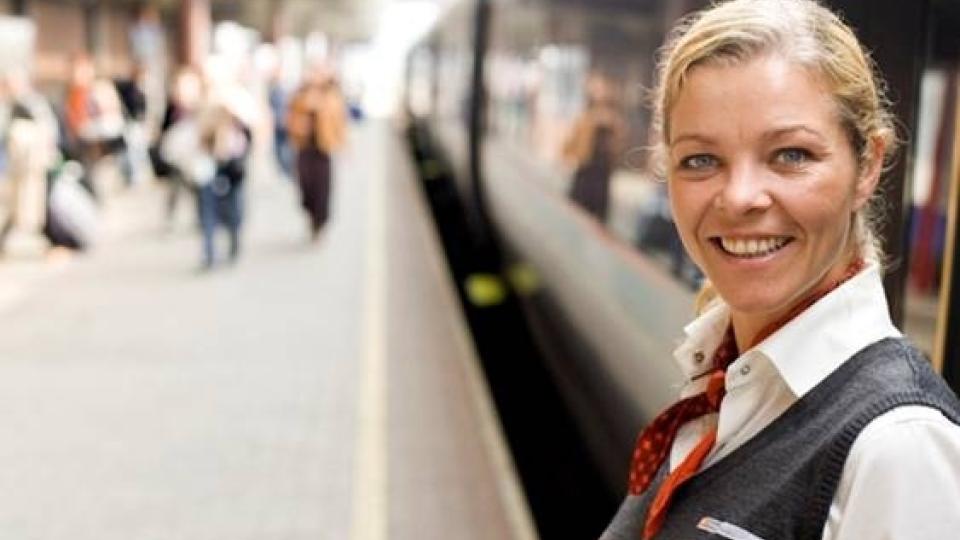 GLADE ANSATTE: Edel Anne Grinaker, tillitsvalgt i Flytogforeningen, forteller at alle ansatte i Flytoget er glade for at de slipper permittering. Foto: Flytoget