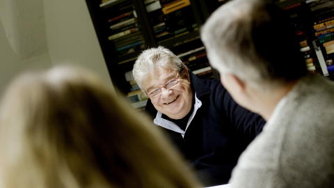 SVARER DEG: Familieterapeut Jesper Juul svarer hver l�rdag p� lesernes sp�rsm�l om familieliv, barneoppdragelse, parforhold. Er du mamma, pappa, kj�reste ung eller barn og har du sp�rsm�l send det til: jesper.juul@dagbladet.no Foto: Torbj�rn Gr�nning  / Dagbladet
