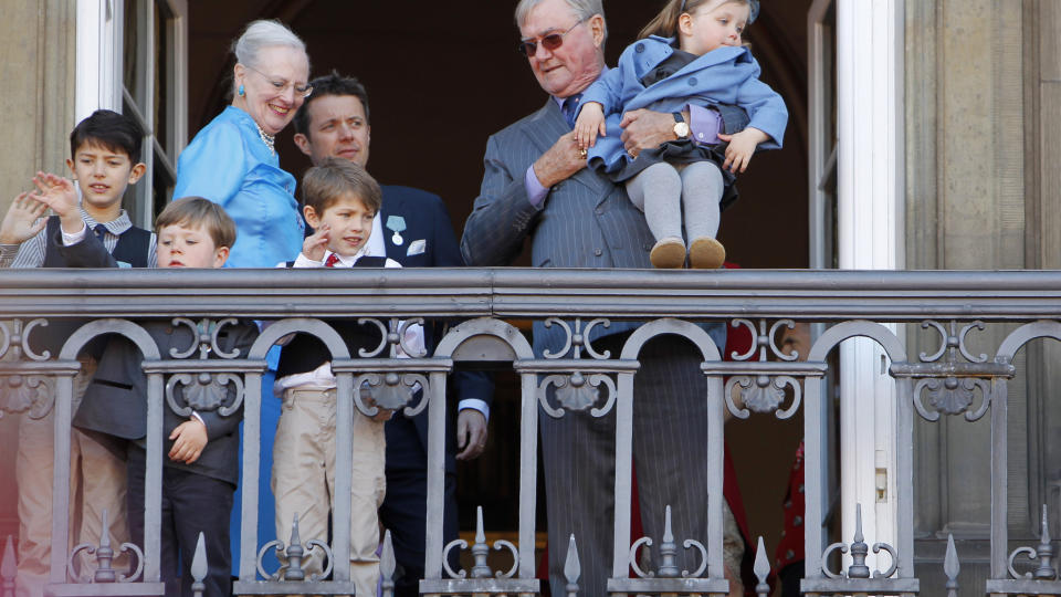 SJOKKERTE: Prins Henrik l�fter Isabella opp p� rekkverket. Foto: Scanpix