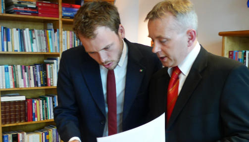 ADVARER: Justisminister Knut Storberget sammen med  barne-, likestillings- og inkluderingsminister Audun Lysbakken, advarer n� trossamfunn og andre organisasjoner som tror at taushetsplikten st�r over straffeloven. Foto: Kristoffer Egeberg