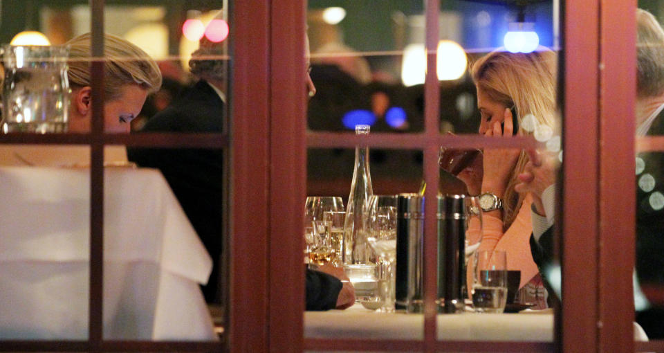 P� KROGEN: Madeleine valgte restauranten Prinsen, mens resten av familien minglet med Mette-Marit p� 70-�rslag. Foto: Olle Sporrong, Expressen
