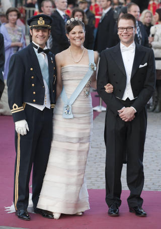 R�KLA: Carl Philip og Victoria hadde trukket i finstasen for dronning Margrethe, mens lilles�ster satt p� krogen i Stockholm. Til h�yre Daniel Westling, Victorias kommende ektemann. Foto: Scanpix