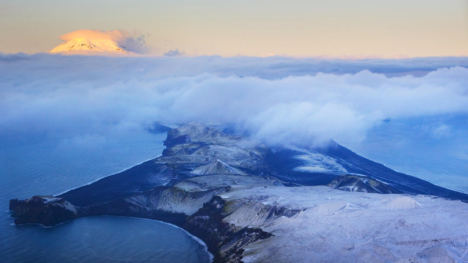 GA OSS ET LITE, NYTT STYKKE NORGE: P� Jan Mayen ligger Norges eneste aktive vulkan Beerenberg. Utbruddet i 1970 ga oss fem kvadratkilometer nytt land, leksikon m�tte oppdateres. Beerenberg (bak til venstre) er p� 2277 moh. 
Foto: Heiko Junge / Scanpix