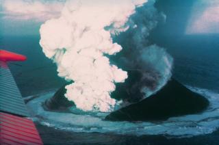 16 DAGER SENERE: Surtsey har vokst. Foto: WIKIMEDIA