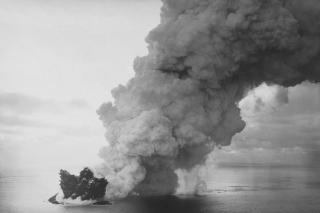 HER OPPST�R EN NY �Y: I 1963 oppsto �ya Surtsey s�r for Island som f�lge av et vulkanutbrudd i havet. �ya ble til av st�rknet lava. WIKIMEDIA