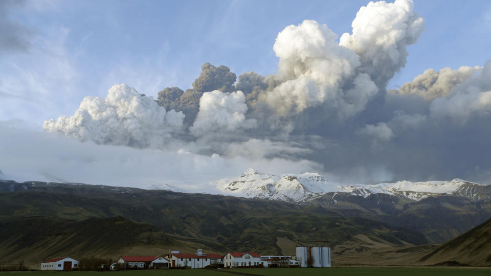 ASKE:  Vulkanen p� Island sender aske og svovel over store deler av Europa, men vil neppe kj�le ned jordkloden. Foto: REUTERS / Olafur Eggertsson / SCANPIX