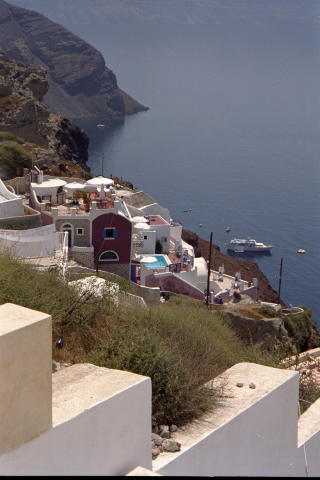 SANTORINI: Et digert vulkanutbrudd p� �ya for rundt 3500 �r siden etterlot seg et digert krater. En teori g�r ut p� at dette utbruddet kan ha f�rt til undergangen til den minoiske sivilisasjonens fall p� �ya 110 km lenger s�r, p� grunn av en enorm tsunami. En annne teori er at utbruddet p� Santorini er kilden til legenden om Atlantis.
Foto: B�rre Haugli