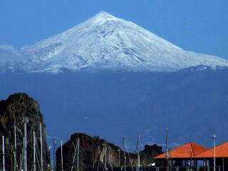 TEIDE: Vulkanen p� Kanari�yene er Spanias h�yeste fjell og den tredje h�yeste vulkanen i verden. Foto: EPA/CARLOS FERNANDEZ