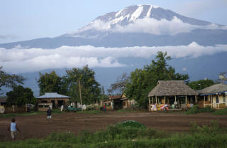 KILIMANJARO: Afrikas h�yeste fjell p� 5 895 moh er ogs� en vulkan. Foto: REUTERS/Katrina Manson