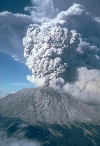 57 D�DE: Utbruddet i Mount St. Helens drepte blant annet den sta skogvokteren som nektet � flytte p� seg. Foto: WIKIMEDIA