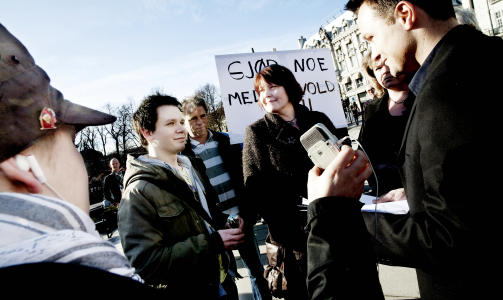 Demonstrasjon: Forrige mandag gikk rundt 60 demonstranter fra Oslo S til Stortinget for � markere sin st�tte til Lasse. Initiavtaker Nina S�llinf (midt i bildet) leverte nesten 5000 protestunderskrifter til 2. nestleder i justiskomiteen p� Stortinget, Andre Oktay Dahl (H). Oktay Dahl utropte Lasse Wethal til en verdig kandidat til Fritt Ord prisen 2010.