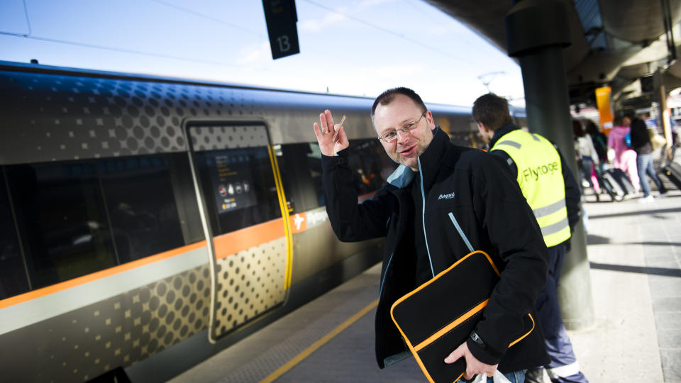 BLIDEST I BY'N: Torbj�rn Undeland skulle holde en times foredrag i Troms� onsdag. I ettermiddag, to d�gn seinere, satte han seg p� flytoget igjen for � hente bilen p� Gardermoen. - Jeg har aldri v�rt s� glad for � se Oslo. Og jeg skal aldri reise til Troms� igjen. Aldri, sier Undeland. Foto: H�kon Eikesdal