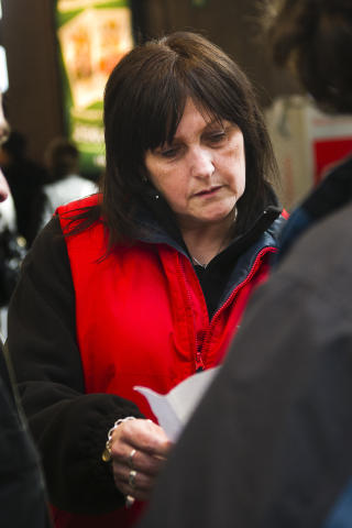 TRYKK: Tove Pedersen, salg- og servicevert i NSB har merket et hardere trykk enn hva som er vanlig en fredag ettermiddag. Foto: H�kon Eikesdal